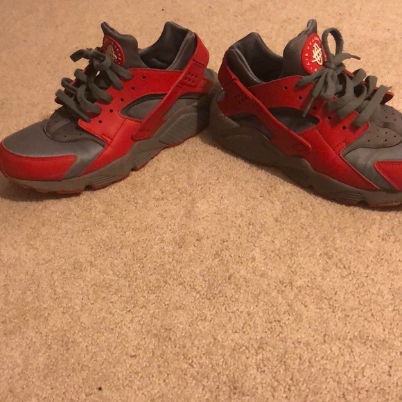 These are gray and red huraches by Nike - Picture 7 of 8